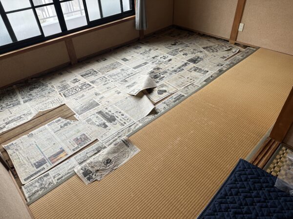 古畳と新聞紙