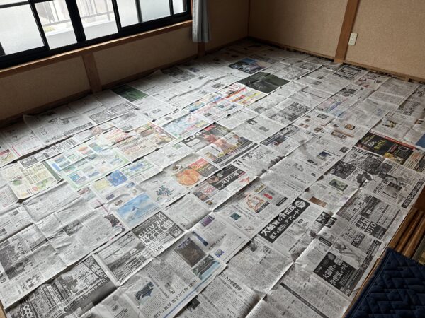 床に敷いた新聞紙