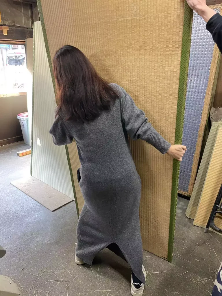 藁床の畳の重量体験