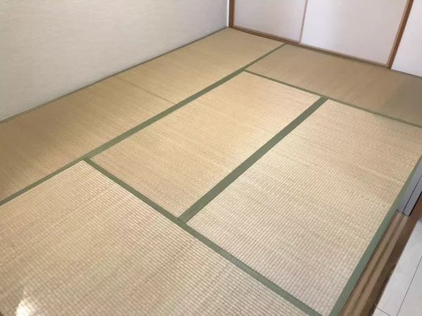 白茶色の和紙畳に張替える前の6畳部屋