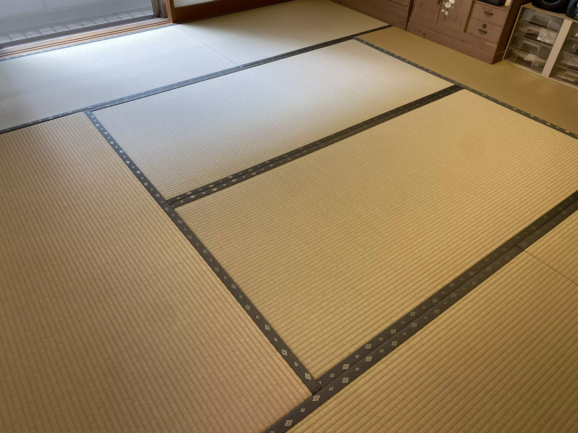 若草色和紙畳の施工後の8畳部屋