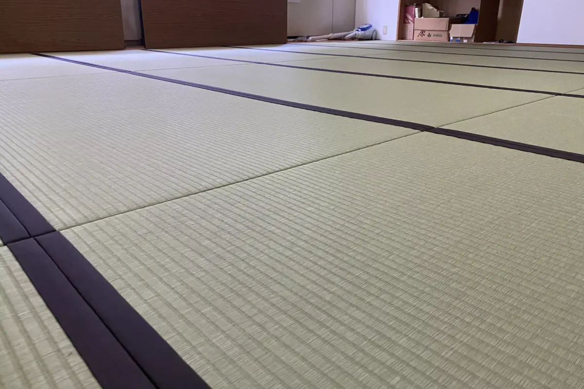 並び敷きの畳に茶縁を五度越した和紙畳