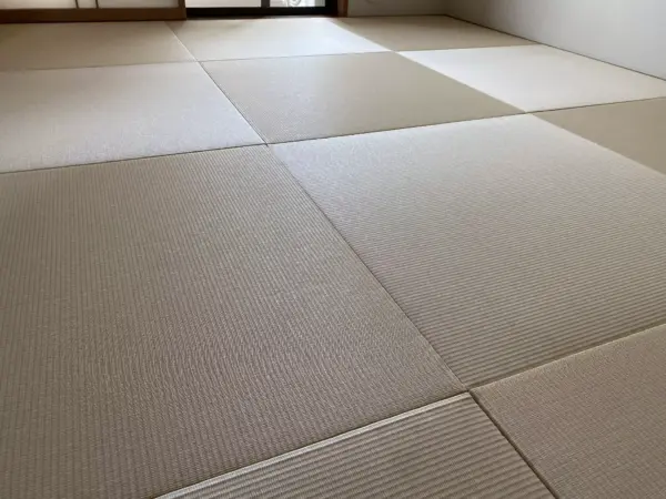 カクテルフィットの2色を組み合わせた施工後の琉球畳