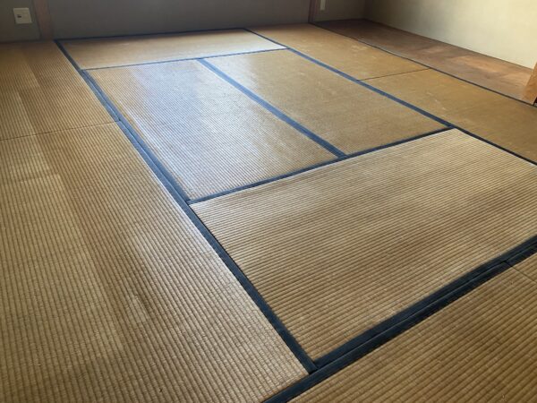 施工前の古民家の古畳