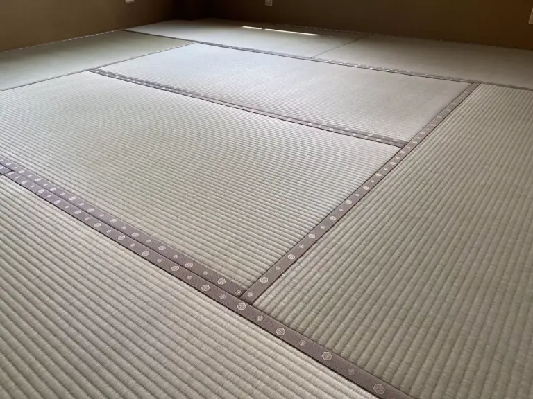 藁床と建材床が混ざったお部屋