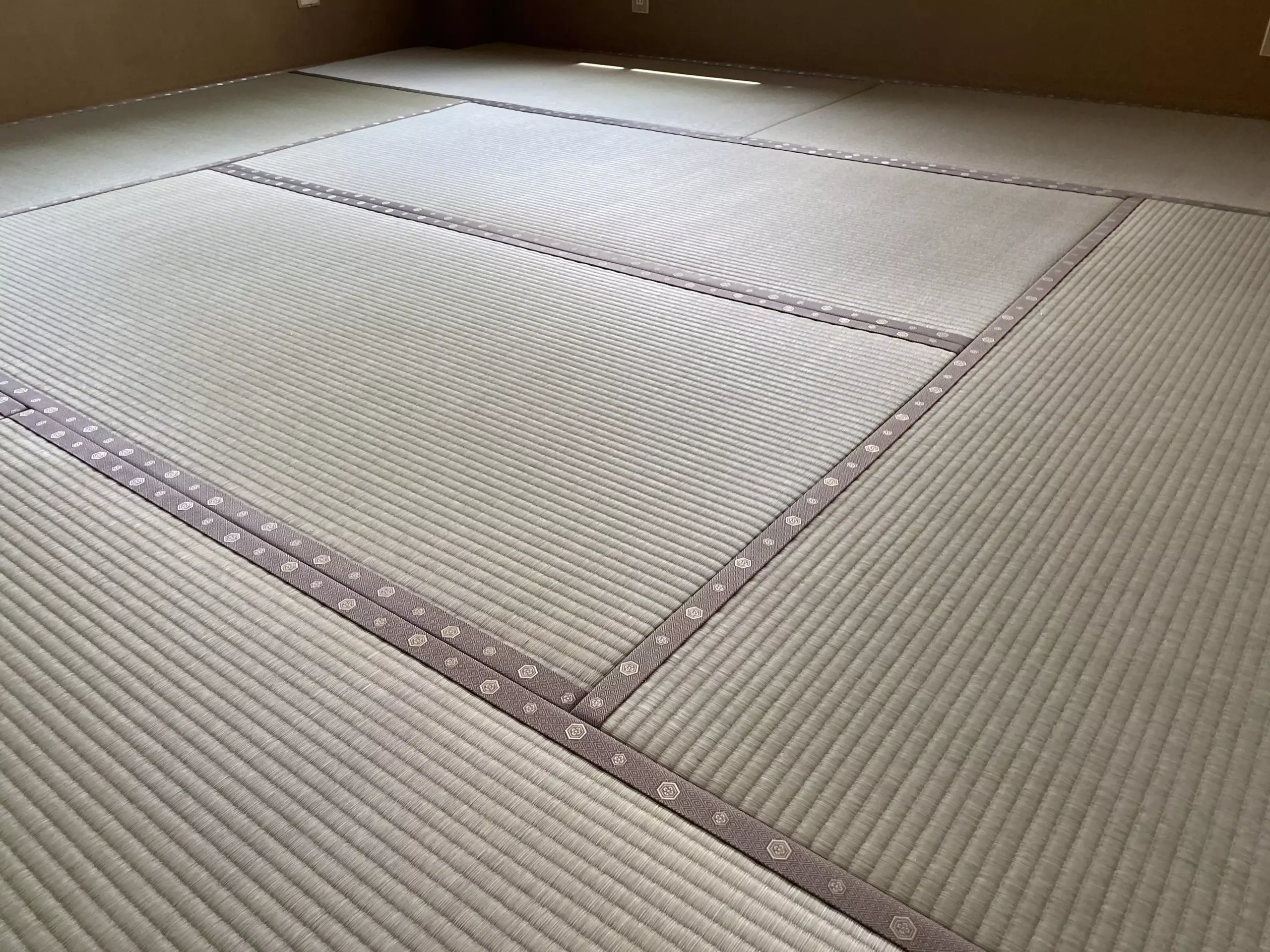 藁床と建材床が混ざったお部屋