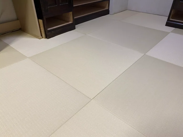 家具を元の位置に戻した琉球畳の和室